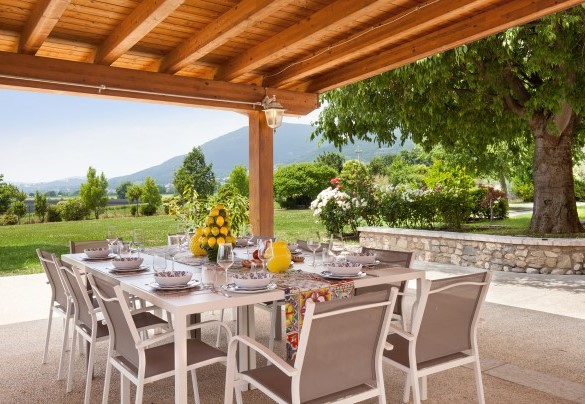 Il gazebo con tavolo da pranzo - Villa Tenuta Campetti