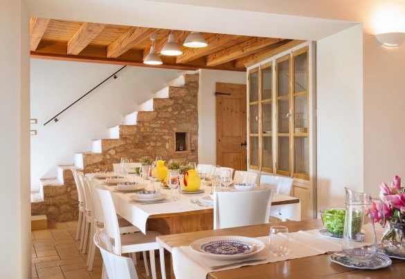 Dalla sala da pranzo si accede ai piani superiori della villa - Villa Tenuta Campetti