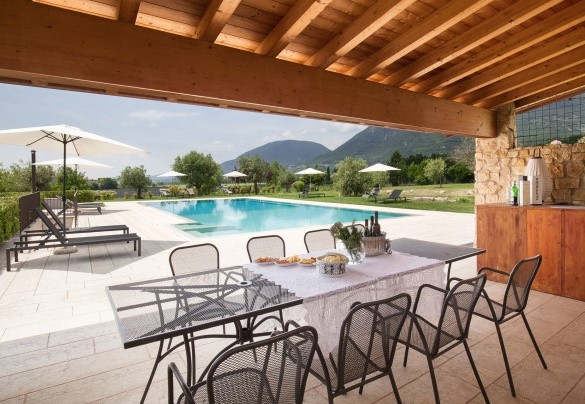 Piscina e zona relax - Villa Tenuta Campetti