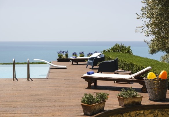 Angolo relax a bordo piscina - Villa Terra del Sole