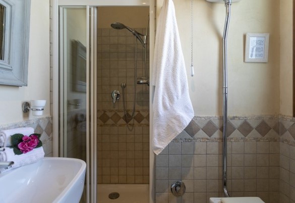   Il bagno con doccia n.2 - Villa Terra del Sole