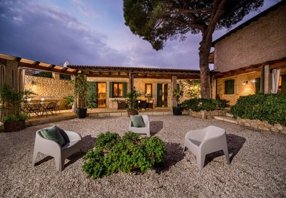   La zona relax illuminata - Villa Terra del Sole