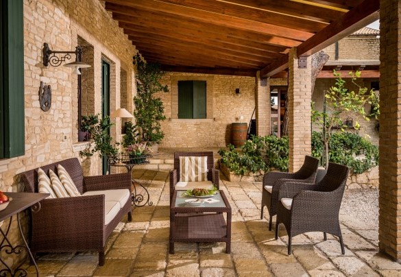 Salotto esterno con accesso diretto alla cucina - Villa Terra del Sole