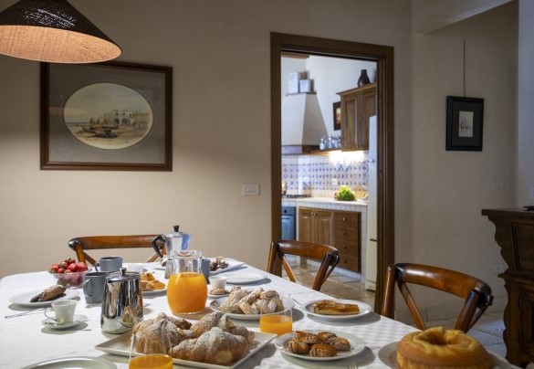 La zona colazione con accesso alla cucina - Villa Terra del Sole