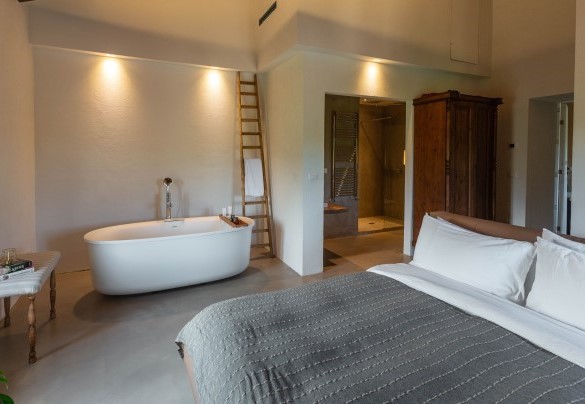 The double room n. 1 in the main house has a bath in the room – Villa Terre Normanne