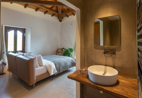 The double bedroom n. 1 with its ensuite bathroom with shower in the main house – Villa Terre Normanne
