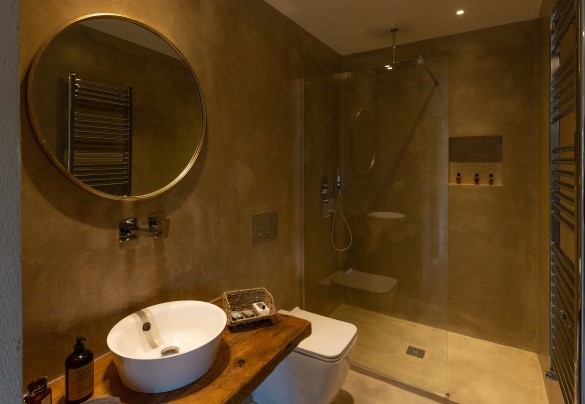 The ensuite bathroom n. 2 with shower in the main house – Villa Terre Normanne