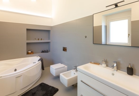 Il bagno ensuite n. 5 con vasca idromassaggio al primo piano dell’annesso 1 – Villa Terre Normanne