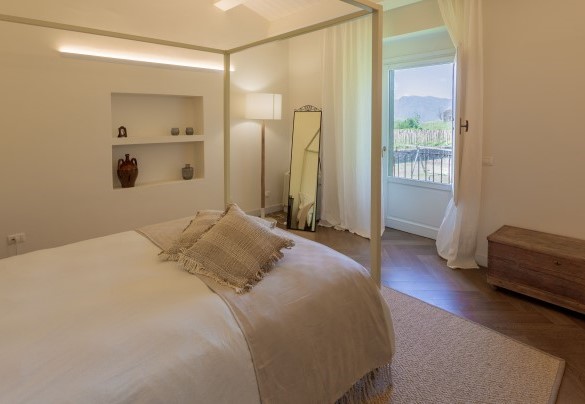 La camera matrimoniale n. 5 al primo piano dell’annesso 1 – Villa Terre Normanne