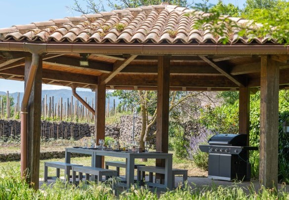 Outdoor eating space – Villa Terre Normanne