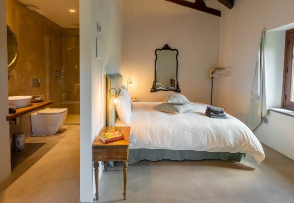 The double bedroom n. 2 with its ensuite bathroom with shower in the main house – Villa Terre Normanne