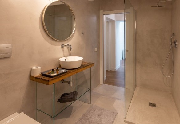 Il bagno private n. 6 con doccia al primo piano dell’annesso 1 – Villa Terre Normanne