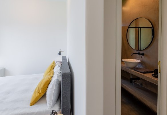 The double n. 4 and its ensuite bathroom with shower on the ground floor of annex 1 – Villa Terre Normanne