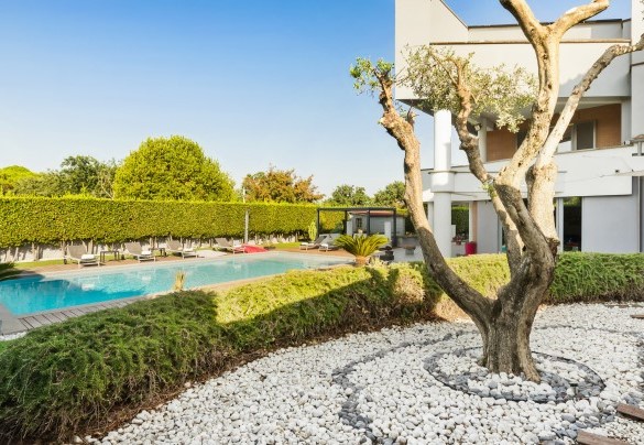 The garden extends around the house for about 1000 sqm of flat terrain – Villa Tiberio