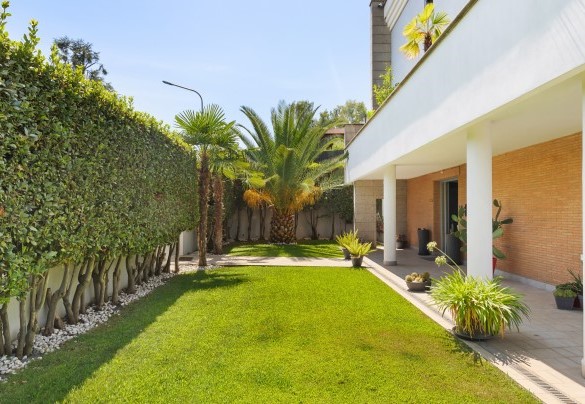 The garden, at exclusive use of the guests, is completely fenced and designed to ensure total privacy – Villa Tiberio