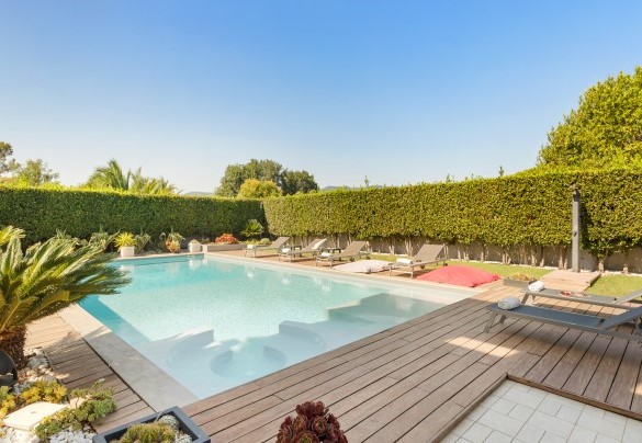The swimming pool is chlorine purified and equipped with hydromassage – Villa Tiberio