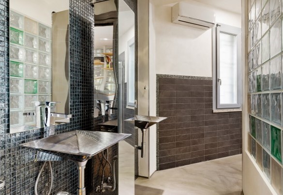 Bathroom n.1 with shower, en-suite to double bedroom n.1 - Villa Tiberio
