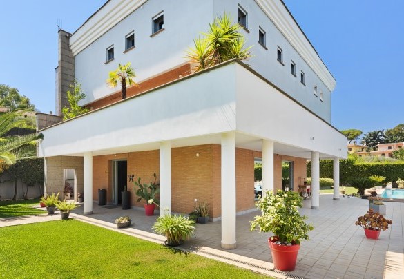 The villa with its modern structure and essential design - Villa Tiberio