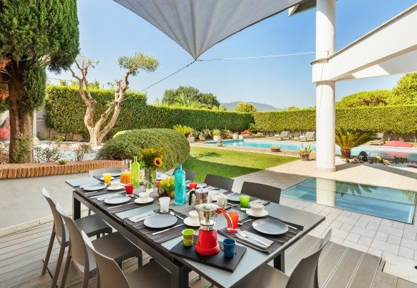 The garden extends around the house for about 1000 sqm of flat terrain – Villa Tiberio