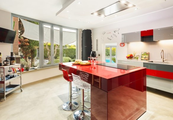 The modern and fully equipped kitchen, with a large window overlooking the back of the garden on the ground floor – Villa Tiberio