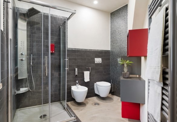Bathroom n.1 with shower, en-suite to double bedroom n.1 - Villa Tiberio