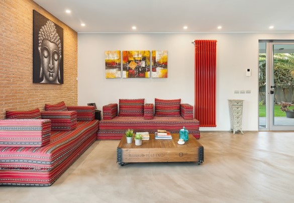 Main entrance and sofa corner of the living area – Villa Tiberio