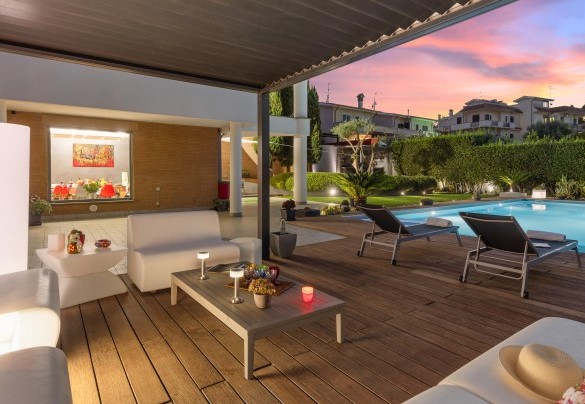 The sunset lights embraces the garden and the gazebo at poolside - Villa Tiberio