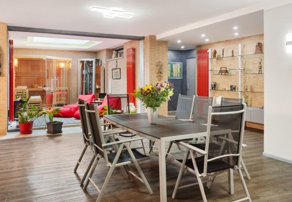 Open space in the basement with TV room, fireplace, table with chairs and SPA area – Villa Tiberio