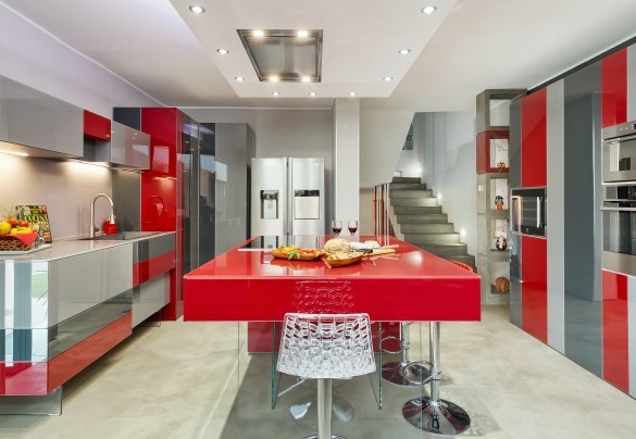 The modern and fully equipped kitchen, with a large window overlooking the back of the garden on the ground floor – Villa Tiberio