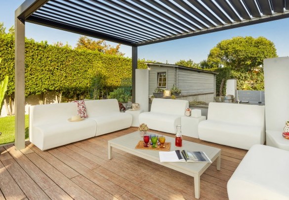 The gazebo furnished with comfortable sofas, a small table and lighting is an invitation to relax – Villa Tiberio