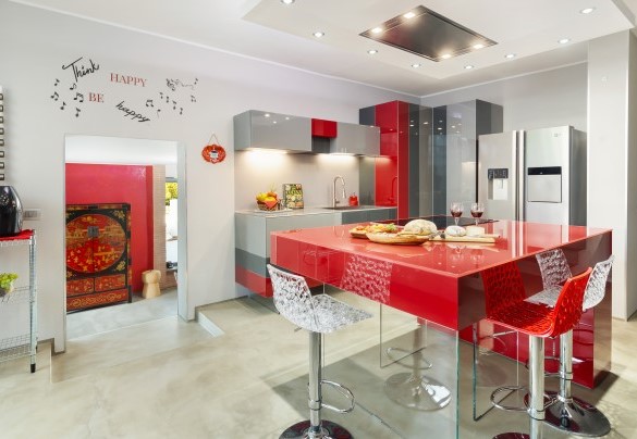 The modern and fully equipped kitchen, with a large window overlooking the back of the garden on the ground floor – Villa Tiberio
