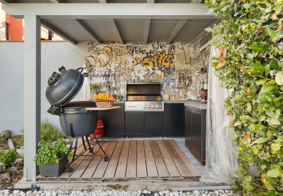 The barbecue corner equipped with a fixed barbecue and a mobile barbecue/smoker