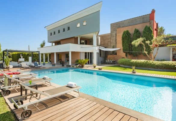 The garden extends around the house for about 1000 sqm of flat terrain – Villa Tiberio