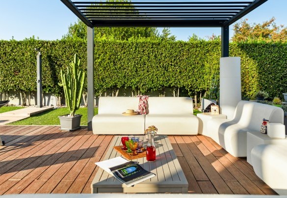 The gazebo furnished with comfortable sofas, a small table and lighting is an invitation to relax – Villa Tiberio