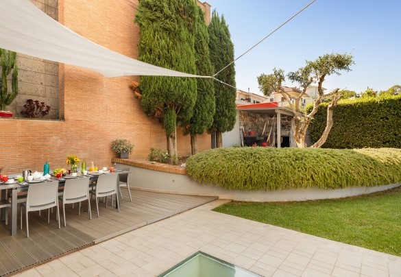 The outdoor dining area and barbecue corner – Villa Tiberio