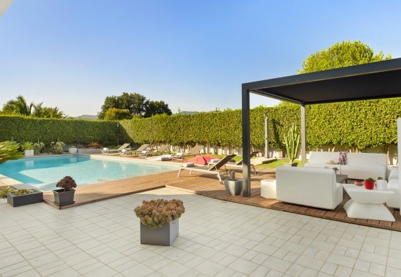 Solar area paved with bamboo wood and gazebo furnished with sofas – Villa Tiberio