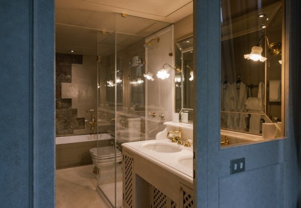 Ensuite bathroom n.1 with shower and bath - Villa Torre di Terzolan