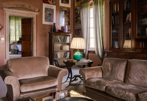 The large library in the living room on the 1st floor  - Villa Torre di Terzolan
