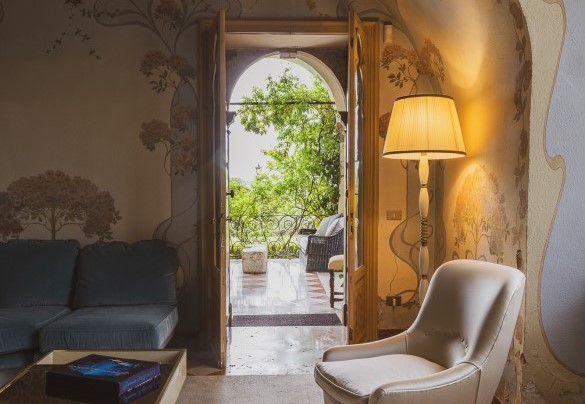 Frescoed living room that communicates with the patio - Villa Torre di Terzolan