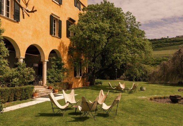 The villa is surrounded by a centuries-old park - Villa Torre di Terzolan