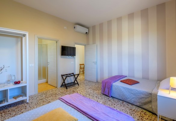 Twin bedroom no. 1 on the first floor – Villa Traiani