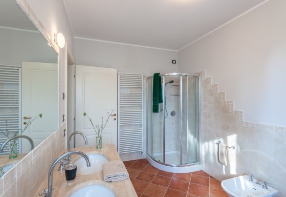 Bathroom with shower n.1 on the ground floor – Villa Traiani