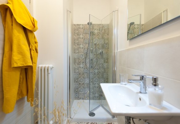 Ensuite bathroom with shower no. 5 on the first floor – Villa Traiani