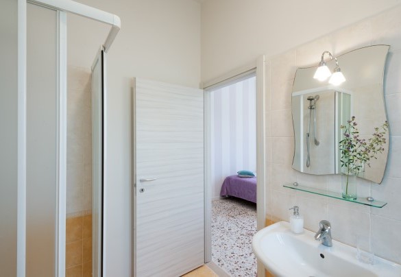 Ensuite bathroom with shower no. 2 on the first floor – Villa Traiani