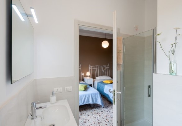 Ensuite bathroom with shower no. 4 on thefirst floor – Villa Traiani