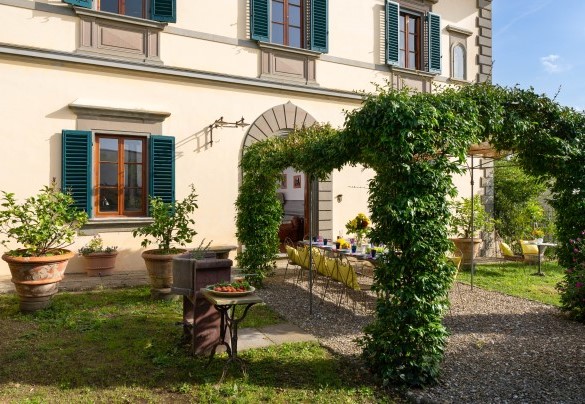 The pergola with dining area at the exit of the living room - Villa Treggiaia