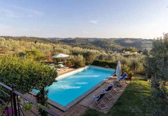 The solarium area, surrounded by Mediterranean plants and olive trees - Villa Treggiaia