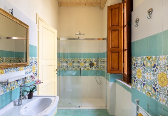 Ensuite bathroom n.2 with shower and tub in the double bedroom n.3 on first floor - Villa Treggiaia