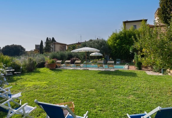 The swimming pool and solarium area equipped with sunbeds and a gazebo surrounded by the olive grove - Villa Treggiaia