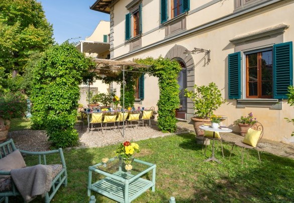 The pergola with dining area at the exit of the living room - Villa Treggiaia